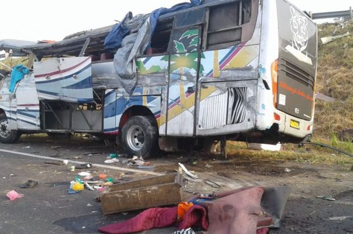 Kecelakaan bus di jalan tol Kanci- Pejagan