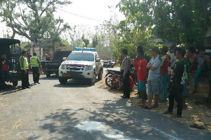 Olah TKP lokasi kecelakaan motor dan pikap di Tuban, Jawa Timur