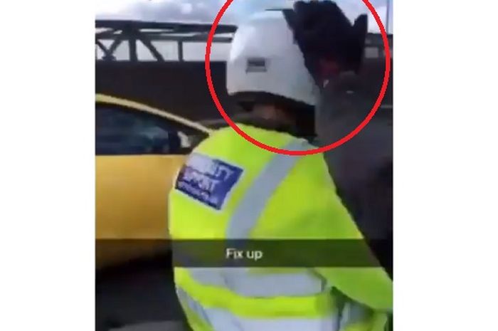 Kelakuan tidak terpuji seorang biker yang memukul kepala polisi tanpa sebab