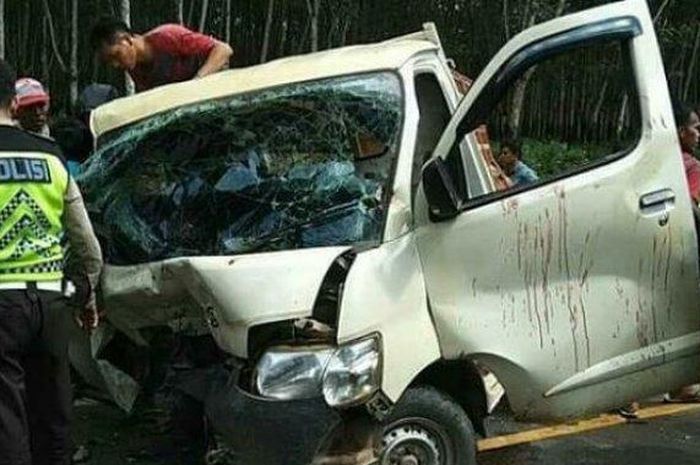 Daihatsu Gran Max tabrakan hajar angkot dan bus