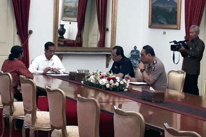 Presiden Joko Widodo menerima sopir angkot yang jalan kaki dari Sidoarjo ke Jakarta (8/5/2018) besarama Menteri Perhubungan dan Wakapolri