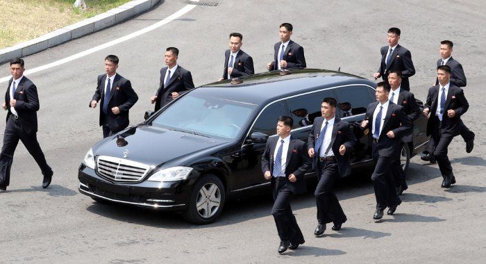 Kim Jong Un dikawal 12 bodyguard yang berlari mengelilingi mobil