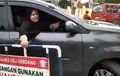 Enggak Gentar, Wanita Ini Tetap Jalan Meski Diadang Polisi