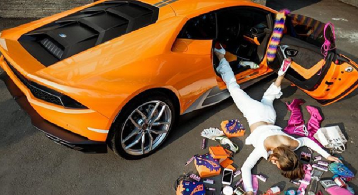 Artis Jessica Iskandar terlihat jatuh tersungkur dari Lamborghini Huracan