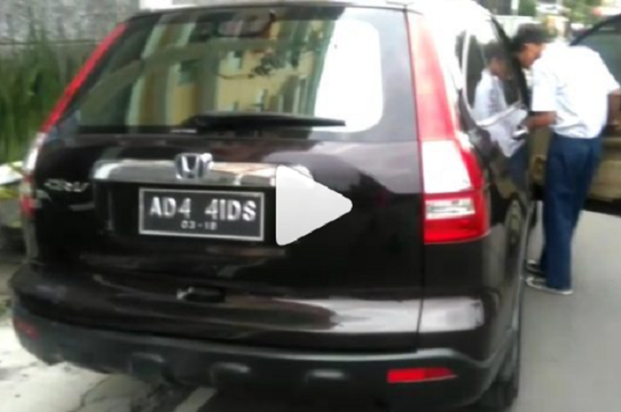 Honda CR-V tercyduk pakai pelat nomor aneh dikemudikan oleh siswa SMP