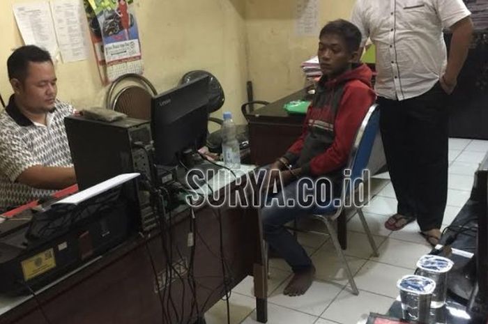 Tersangka Ardianto (20) warga Watu Lumbung, Kecamatan Lumbang, Kabupaten Pasuruan diperiksa di Polsek Pandaan, Pasuruan