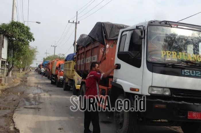 puluhan truk sampah tidak bisa masuk ke TPA Benowo karena terhadang demo