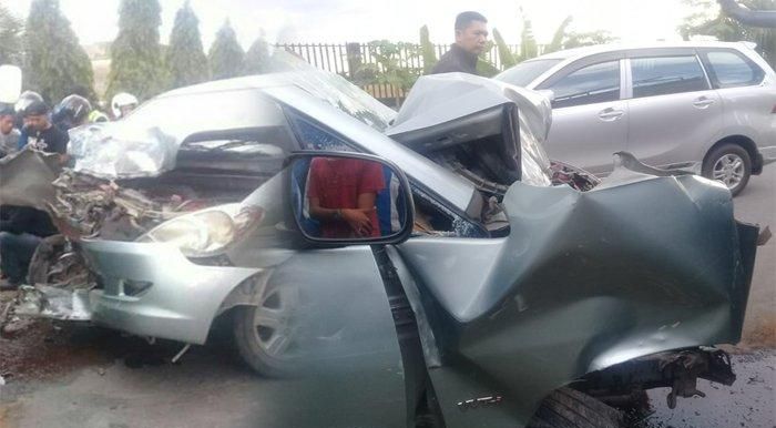 Kondisi Toyota Kijang Innova usai bertabrakan lawan truk tangki di Kalimantan Barat