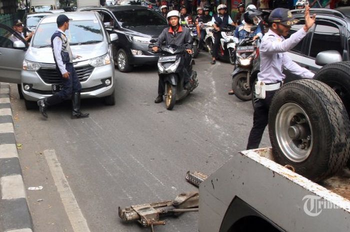 Petugas Dihub menahan mobil yang hendak kabur ketika hendak di derek