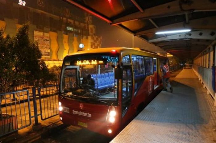 Bus Transjakarta malam hari