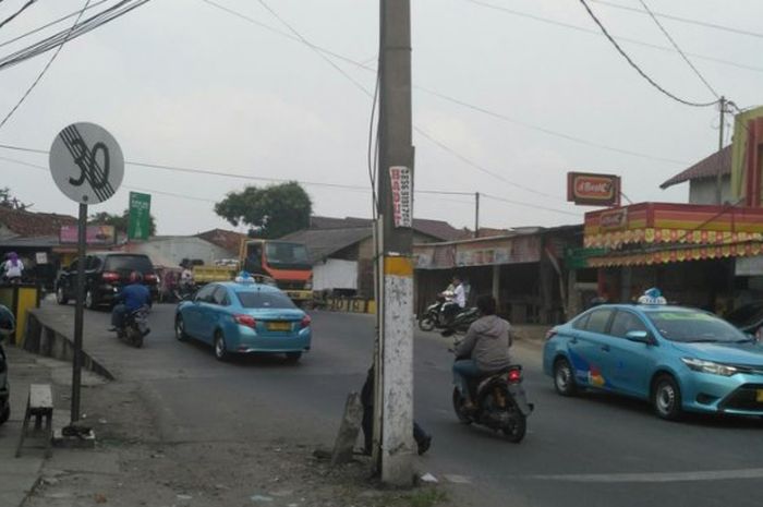 Tiang listrik di Jl Aria Putra, Serua Tangerang Selatan kerap jadi momok pengendara motor dan pengemudi mobil karena posisinya menjorok ke tengah jalan