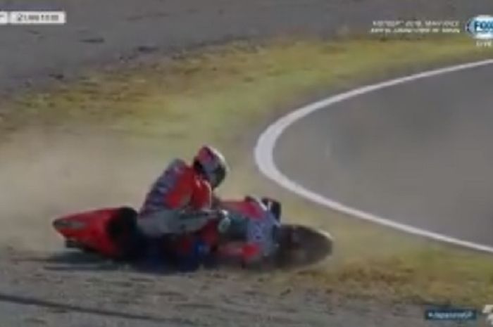 Andrea Dovizioso terjatuh jelang 2 lap terakhir