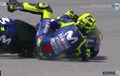 Seakan Tak Rela, Valentino Rossi Sampai Terbentur Motornya Sendiri
