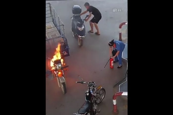 Aksi tanggap petugas pom bensin memadamkan api