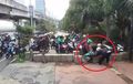 Waduh, Video Kerja Sama Tidak Baik Para Pemotor Melintas di Trotoar