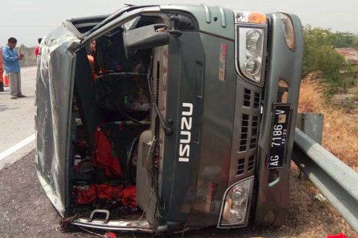 Isuzu Elf kecelakan terjadi di tol Surabaya-Mojokerto, Jawa Timur