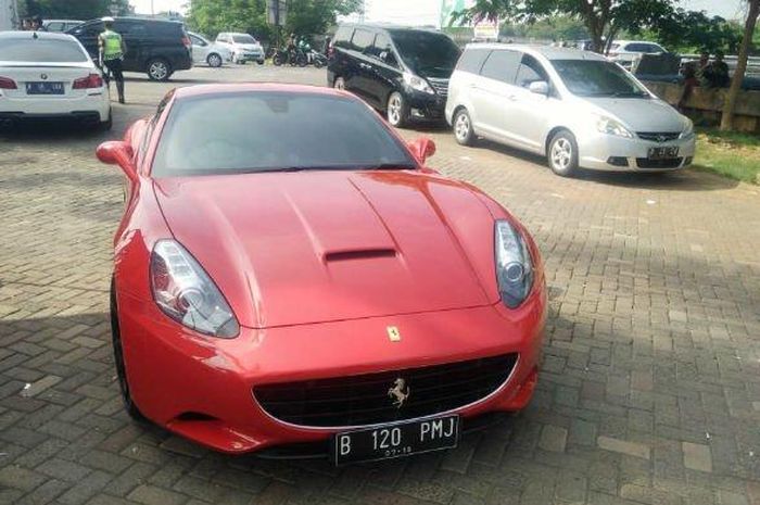 Mobil Ferrari California bernopol B 120 PMJ terjaring razia gabungan di Jalan Pantai Indah Utara, Kapuk Muara, Penjaringan, Jakarta Utara, Jumat (23/11/2018).