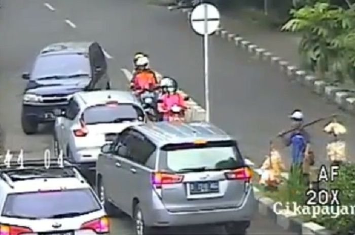 Mobil dipaksa jalan mundur karena salah masuk j alur