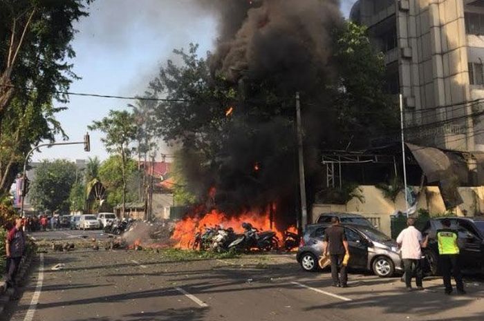 Kobaran api diduga dari bom bunuh diri di depan Gereja Pantekosta Pusat Surabaya, Minggu (13/5/2018)
