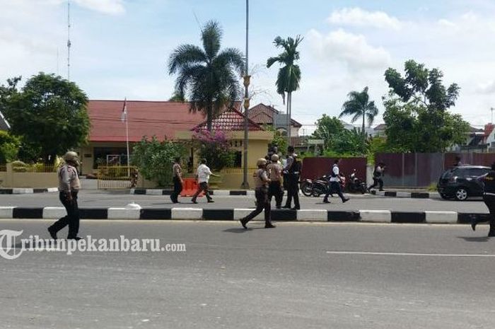 Polisi bersenjata lengkap memburu pelaku penyerangan Polda Riau, Rabu (16/5/2018)