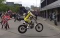 Video: Biker Ini Lakukan Aksi Freestyle yang Tak Biasa, Ingat Masa Kecil Kali Yah?
