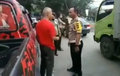 Video: Pria Beridentitas Organisasi Masyarakat Marah-marah Ditilang Polisi, Netizen Geram!