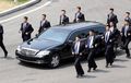 Ketat! Presiden Korea Utara Kim Jong Un Dikawal Bodyguard Yang Berlari Di Sekeliling Mobil