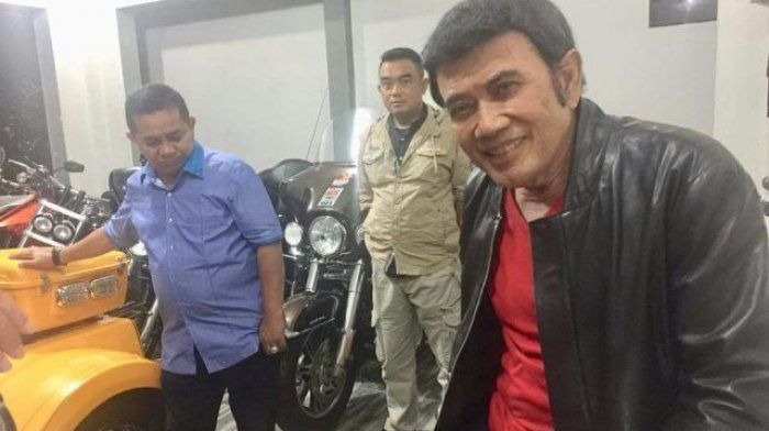 Rhoma Irama didampingi HM Hatta memilih Harley Davidson