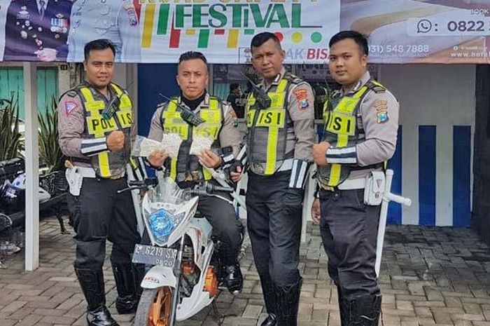 barang bukti Suzuki Satria FU150 dan pil koplo yang disimpan di bawah jok 