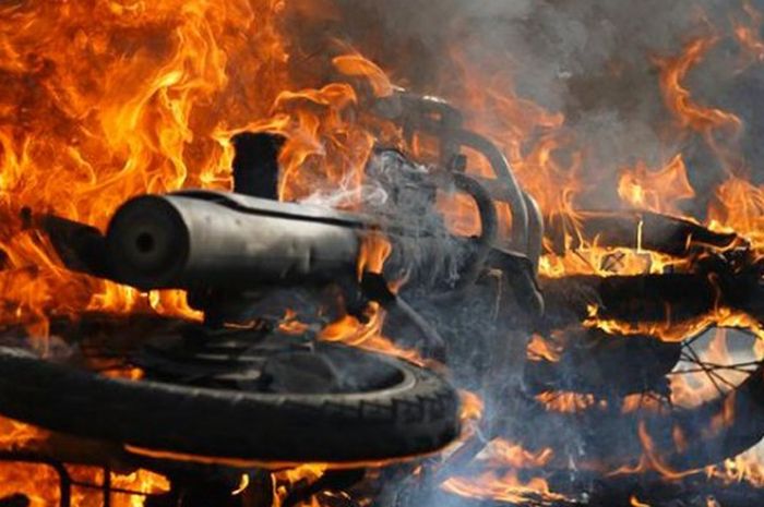 Ilustrasi Motor Terbakar