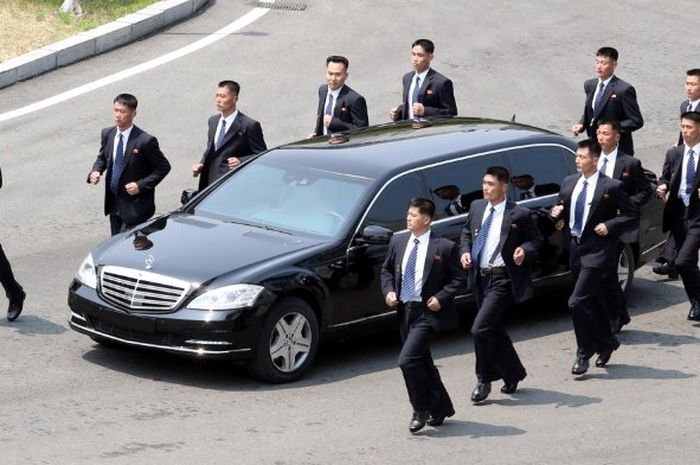 Kim Jong Un dikawal 12 bodyguard yang berlari mengelilingi mobil