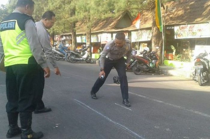 Petugas kepolisian melakukan olah Tempat Kejadian Perkara (TKP) pengendara motor ditabrak pengemudi Mercy yang merupakan bos pabrik cat terkenal, Iwan Adranacus sampai tewas