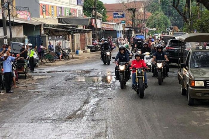 Presiden Joko Widodo menjajal sepeda motor barunya saat melakukan kunjungan kerja di Kota Tangerang, Provinsi Banten, Minggu (4/11/2018). TRIBUNNEWS.COM/SENO TRI SULISTIYONO 