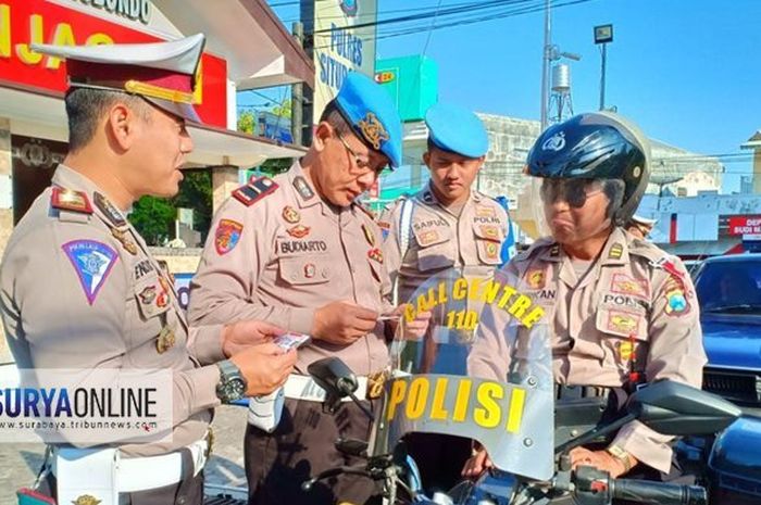 Anggota polisi saat melakukan pemeriksaan surat kendaraan di pintu masuk Mapolres Situbondo