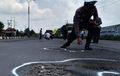 Bukan Vandalisme, Polisi Mojokerto Corat-coret Jalan Untuk Tandai Lubang