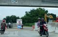 Pekerja Sudah Melarang, Pemakai Motor Tetap Asyik Melaju di Tol Yang Belum Jadi