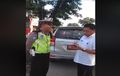 Ditegur Polisi Karena Terobos Lampu Merah, Pria Yang Katanya Pejabat Ini Malah Catat Nama dan Tanya Pangkat Polisi