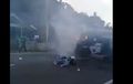 Ngeri! Motor Tabrak Mobil Sampai Terbakar, 2 Orang Tewas