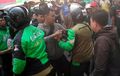 Ricuh, Anggota Brimob Hentikan Pengendara Ojek Online Lawan Arus, Pakai Todongkan Pisau