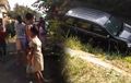 Enggak Tahu Jalan, Mobil Nyungsep Masuk Parit, Belom Diderek Udah Keseret Air
