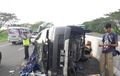 Daihatsu Gran Max Pikap Angkut 12 Penumpang Terguling, Ditabrak Avanza di Tol, Pelaku Langsung Kabur