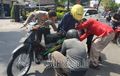 Jalanan Macet, Ternyata Ada Polisi Bantu Motong Rok Ibu-Ibu Yang Tersangkut di Rantai Motor