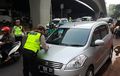 Sanksi Ganjil Genap Mulai Diberlakukan, Puluhan Mobil Kena Tilang di Jalan DI Panjaitan 
