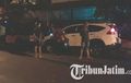 Pengemudi Duduga Teler, Honda CR-V Hajar Pohon Dekat Makam di Surabaya