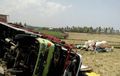 Beberapa Mobil Baru Rusak Karena Truk Terguling di Sawah Binuang