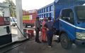 Pengendara Lain Cuma Bisa Ngantri, Pom Bensin Dijaga Polisi
