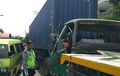 Sopir Teriak-Teriak Panik, Truk Trailer Berakhir Remuk Di Bak Tronton