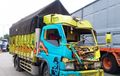 Endingnya 'Masih Untung', Mobil Boks Isi Kain Terguling Dihajar Truk Isi Lem 