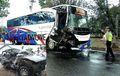 Gara-gara Truk Tak Nyalakan Lampu Sein, Kijang, Bus dan Motor Roda Tiga Remuk