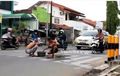 Dua Pemuda Cari Perhatian, Mandi dan Sampoan di Tengah Zebra Cross